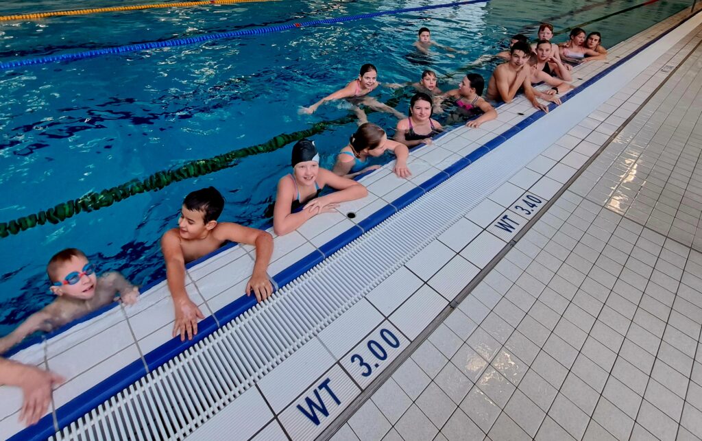 16 Kinder im Schwimmbecken