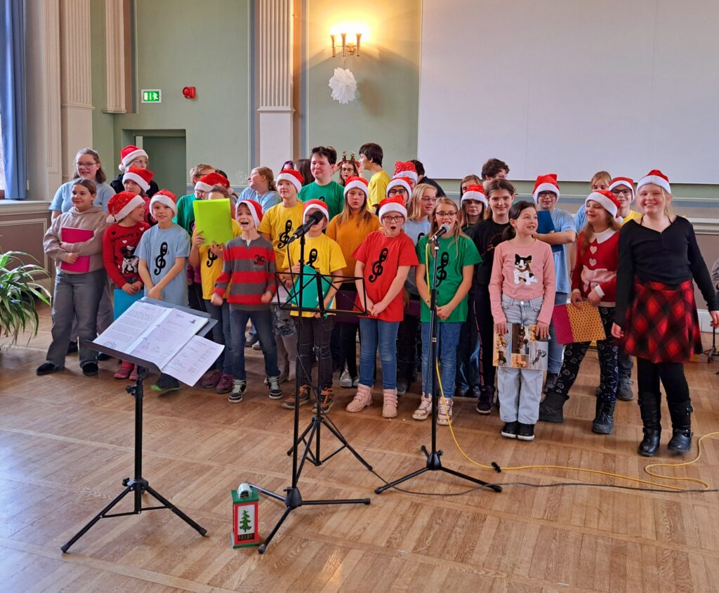 Kinder beim Adventssingen